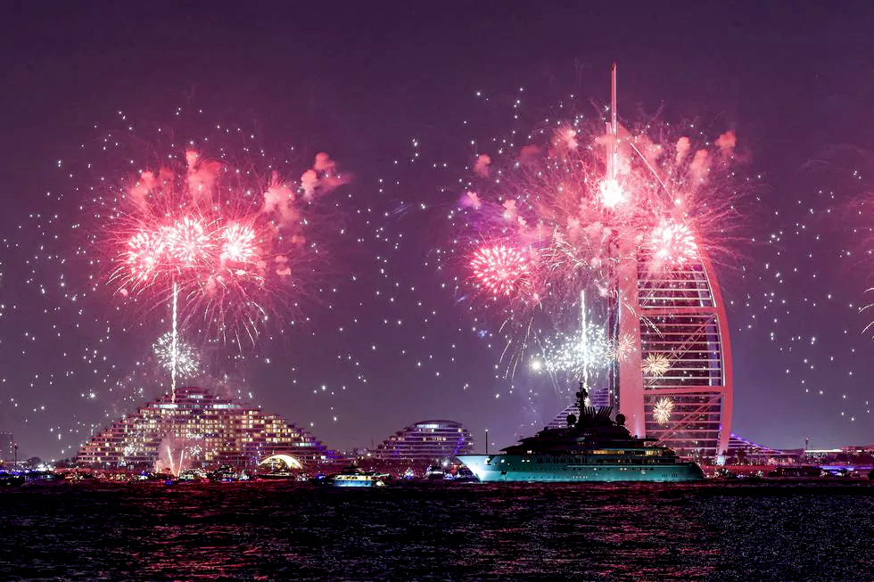 Los fuegos artificiales iluminan el cielo junto a la emblemática torre del hotel de lujo Burj al-Arab en Dubai en Año Nuevo 2024. (Foto de Giuseppe CACACE / AFP). / GIUSEPPE CACACE