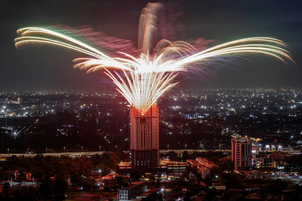 Los fuegos artificiales explotan sobre el horizonte de Nairobi, en Kenia, durante la celebración por el Año Nuevo el 1 de enero de 2024. (Foto de LUIS TATO / AFP). / LUIS TATO