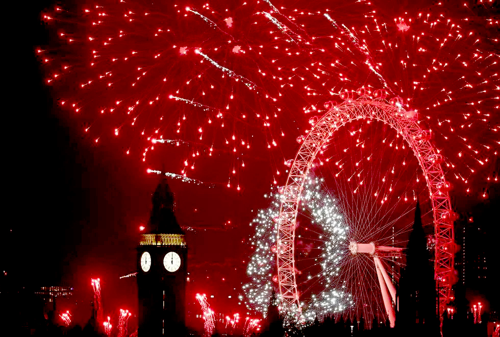 Los fuegos artificiales explotan alrededor del London Eye y la Torre Elizabeth, comúnmente conocida por el nombre de la campana del reloj, "Big Ben", en el Palacio de Westminster. (Foto de HENRY NICHOLLS / AFP). / HENRY NICHOLLS