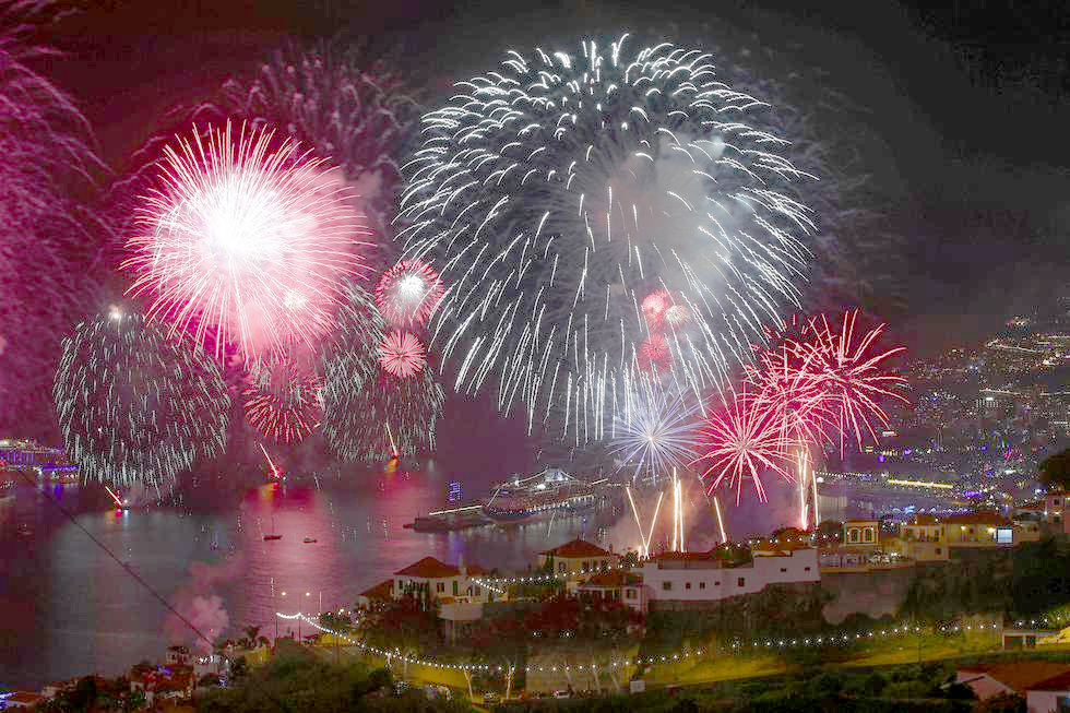 Fuegos artificiales iluminan la bahía de Funchal durante las celebraciones de Año Nuevo en la isla de Madeira, en Portugal, el 1 de enero de 2024. (EFE/EPA/HOMEM DE GOUVEIA). / HOMEM DE GOUVEIA