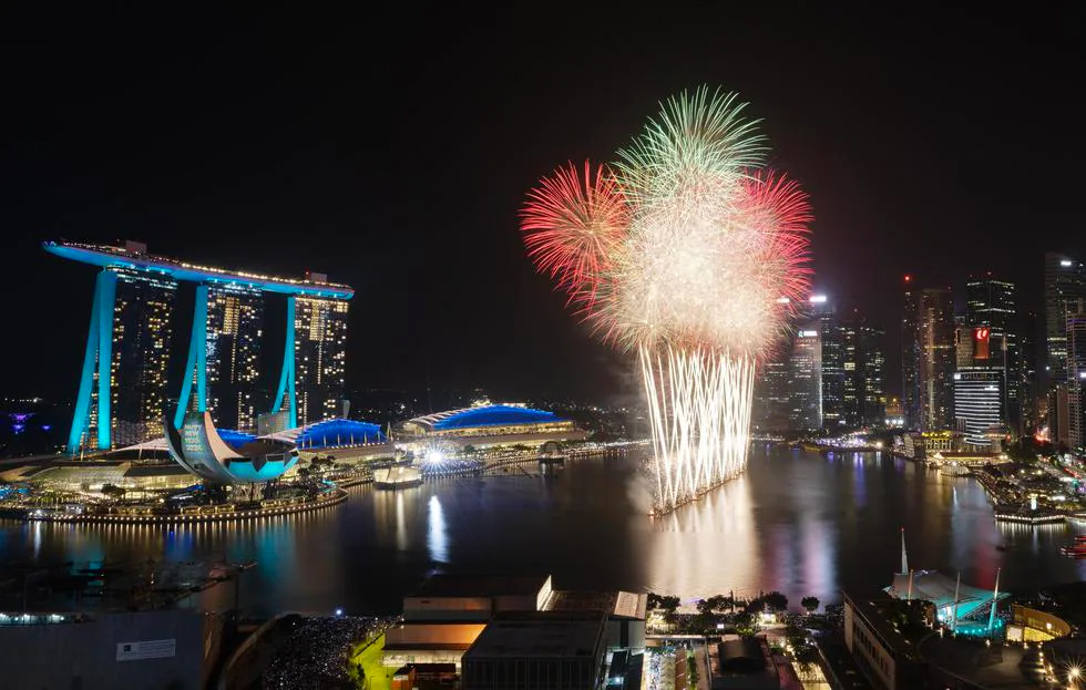 Los fuegos artificiales estallan sobre el área de Marina Bay durante un espectáculo de Año Nuevo 2024 en Singapur. (EFE/ EPA/HOW HWEE YOUNG). / HOW HWEE YOUNG