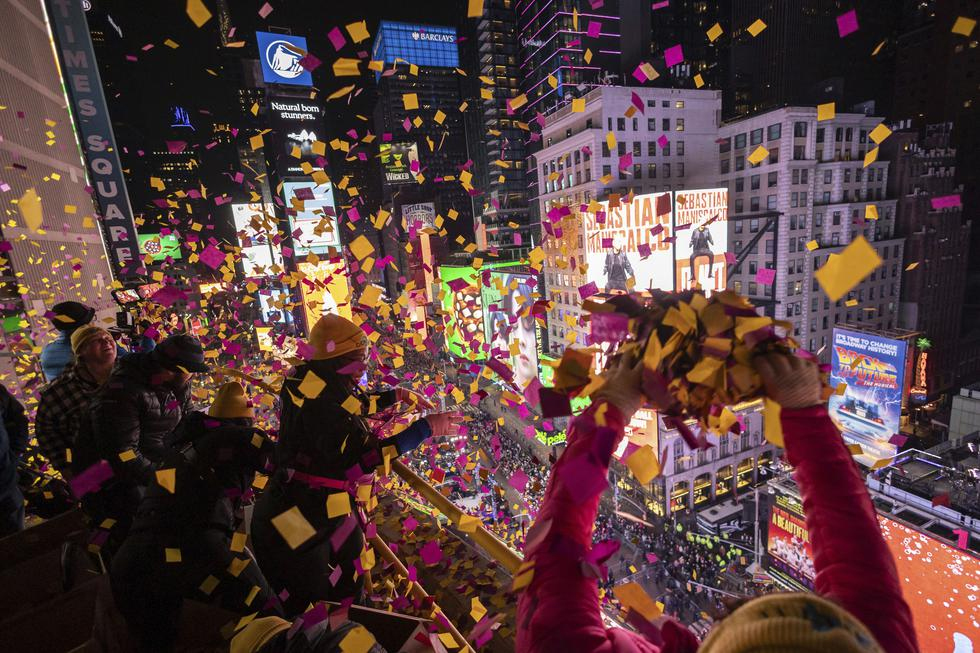 Los voluntarios de Times Square Alliance lanzan confeti durante la celebración de Año Nuevo 2024 en Nueva York. (Foto AP/Yuki Iwamura). / Yuki Iwamura